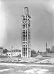 834363 Gezicht op de toren van het in aanbouw zijnde N.S.-station Enschede te Enschede.